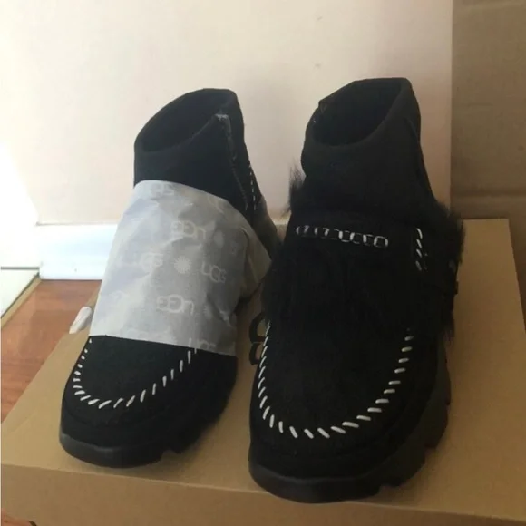 UGG fluff chunky sole black boot. Suede zipper bootie. Size: 5